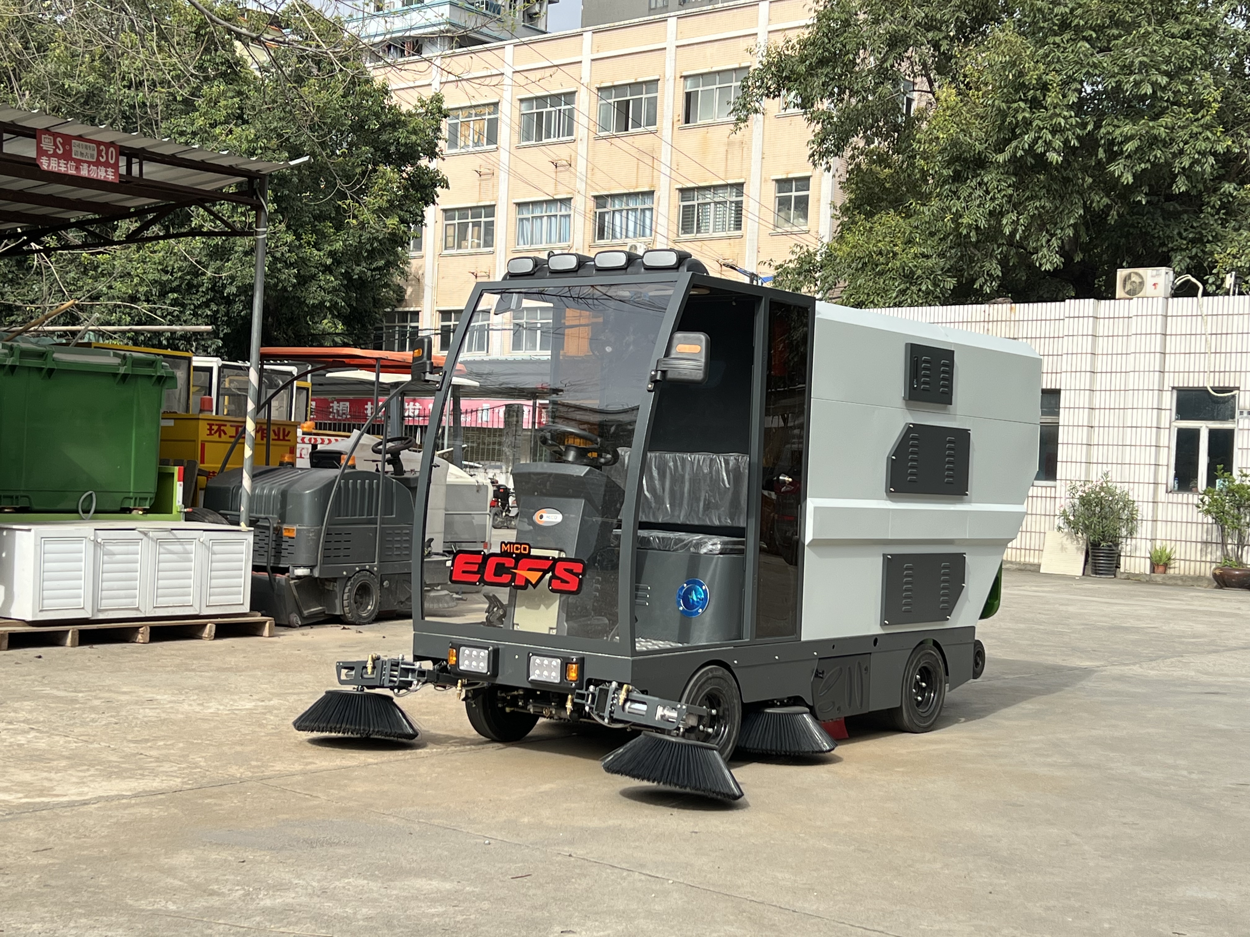 電動(dòng)掃地車工作效果視頻