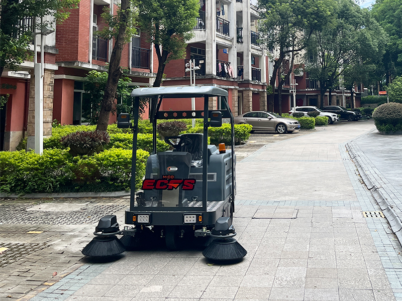 清潔設(shè)備選擇：掃帚與電動(dòng)掃地車(chē)哪個(gè)更適合小區(qū)現(xiàn)代清潔需求？