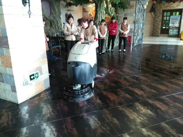手推式洗地機(jī)