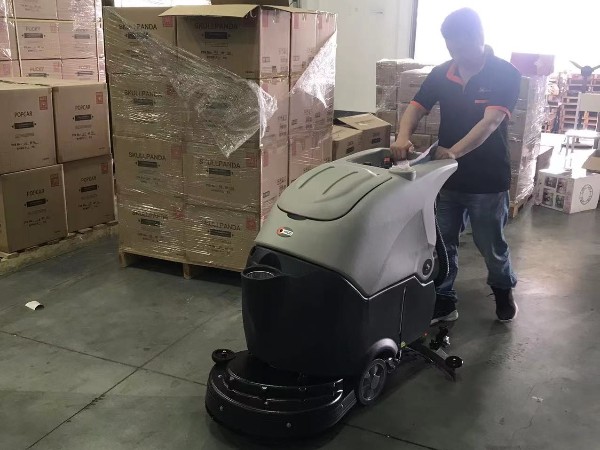 手推式洗地機(jī)采用電驅(qū)動，操作簡單，使用方便，可以滿足不同清潔需求