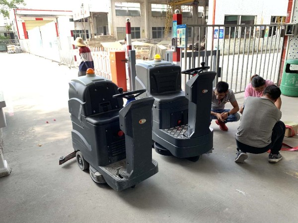 駕駛式洗地機(jī)