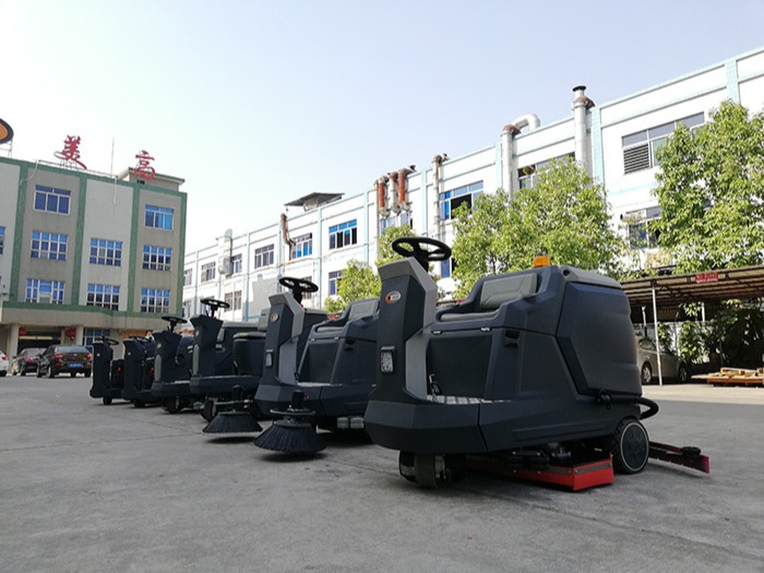使用迷你駕駛式洗地機(jī)來清潔倉庫地板衛(wèi)生如何