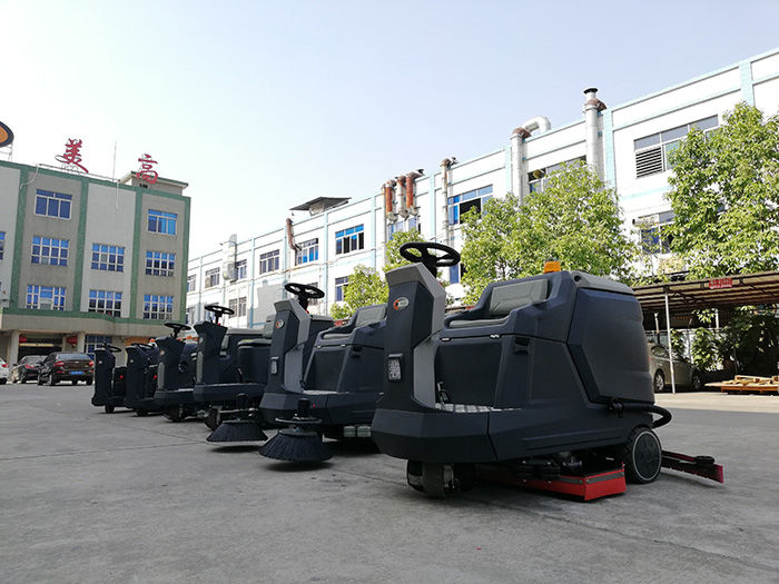 迷你駕駛式洗地機(jī)