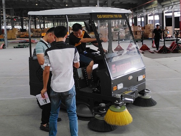 駕駛式電動(dòng)掃地車(chē)使用方便嗎？容易操作嗎？
