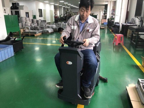 環(huán)氧地坪漆需要清洗的就找美高洗地機(jī)