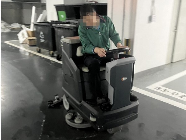 保潔使用駕駛式洗地機(jī)清潔地面真正的降本增效
