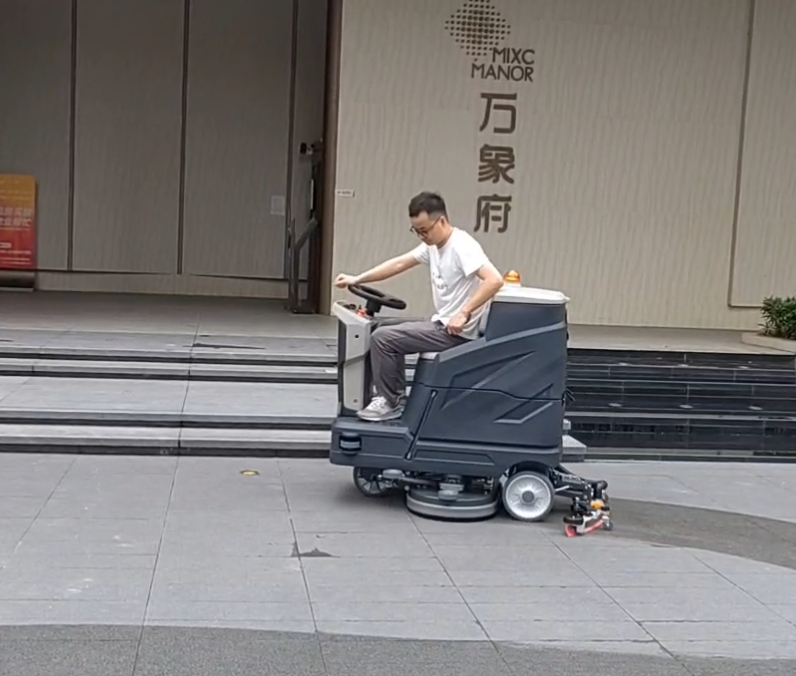 物業(yè)保潔使用駕駛式洗地機