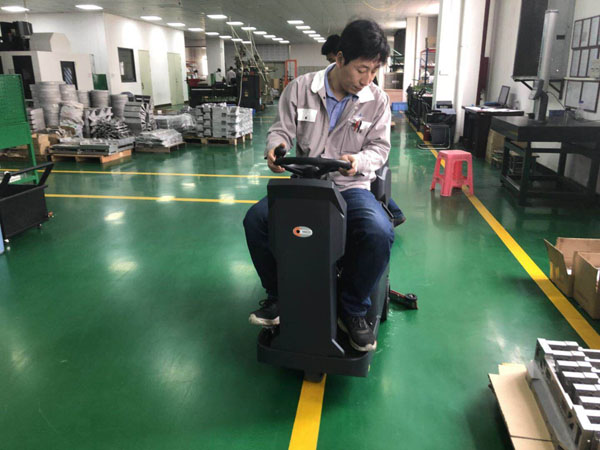 駕駛式洗地機(jī)