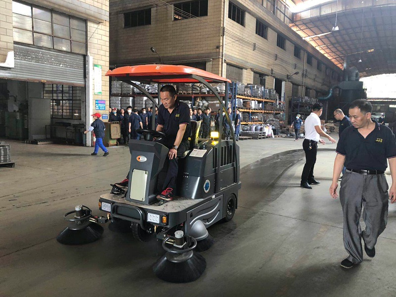 工業(yè)電動掃地車
