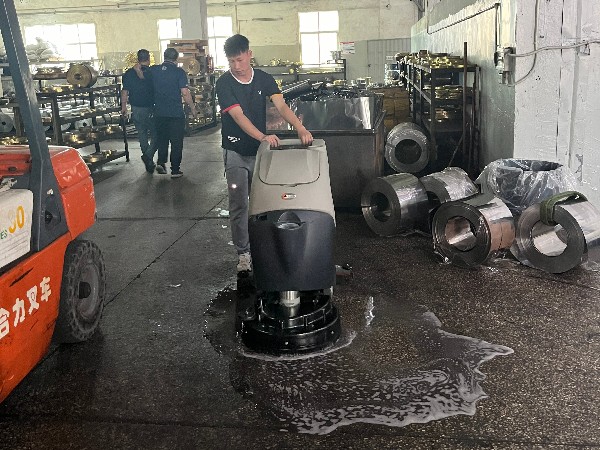 工業(yè)洗地機怎么樣？可以洗掉工廠重油污的地面嗎？