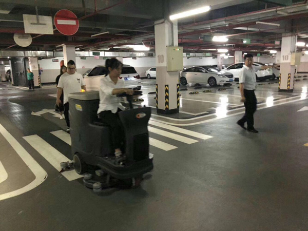 如何用全自動(dòng)洗地機(jī)清洗停車(chē)場(chǎng)提升效率？