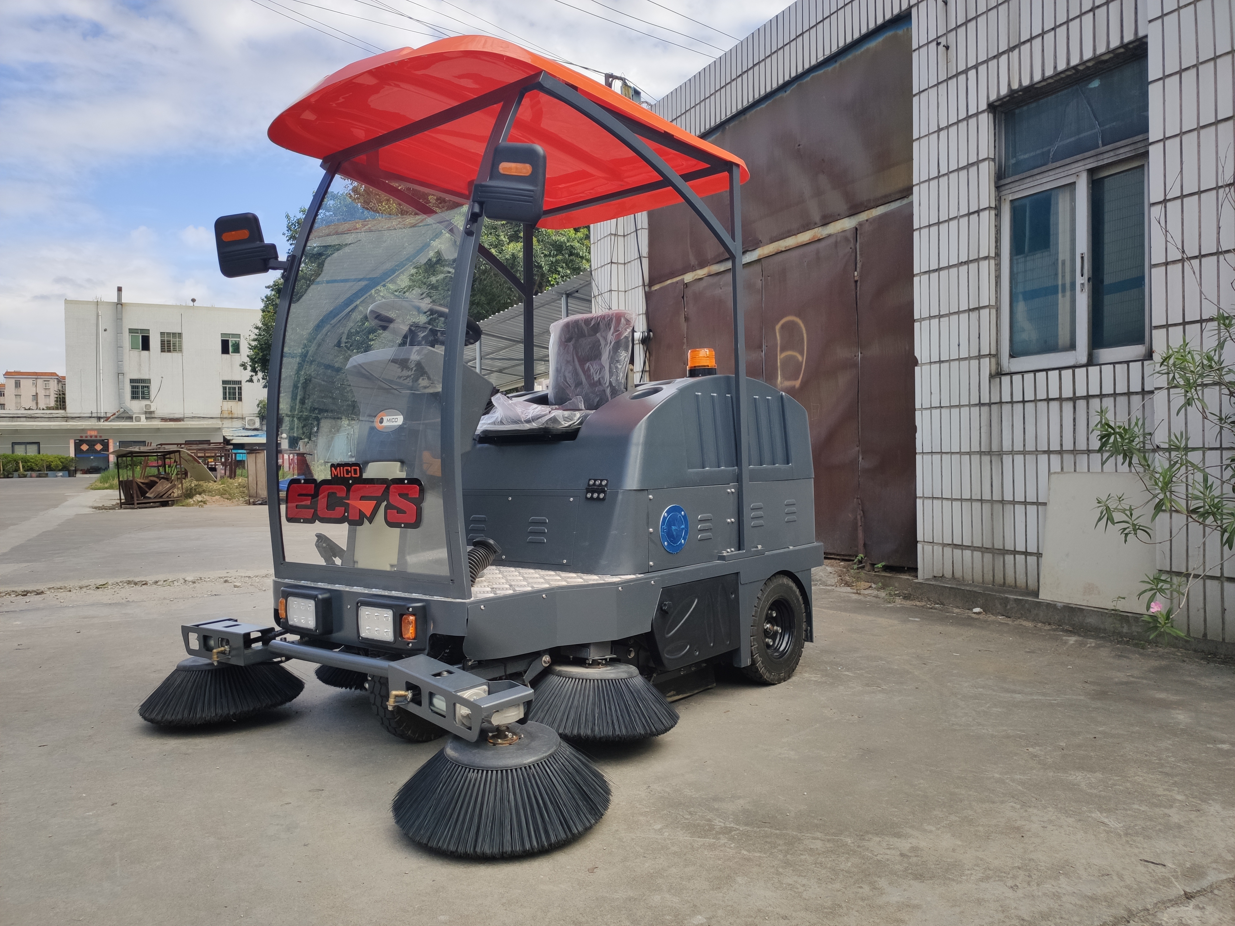 當上司交給你一臺駕駛式掃地車卻不知道該怎么操作，怎么辦？