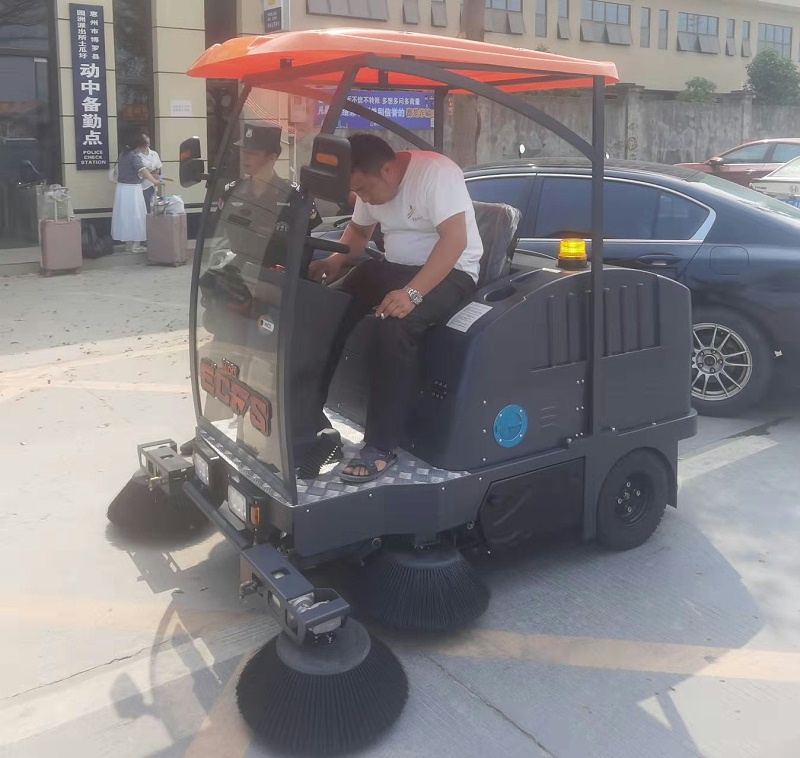 駕駛式掃地車
