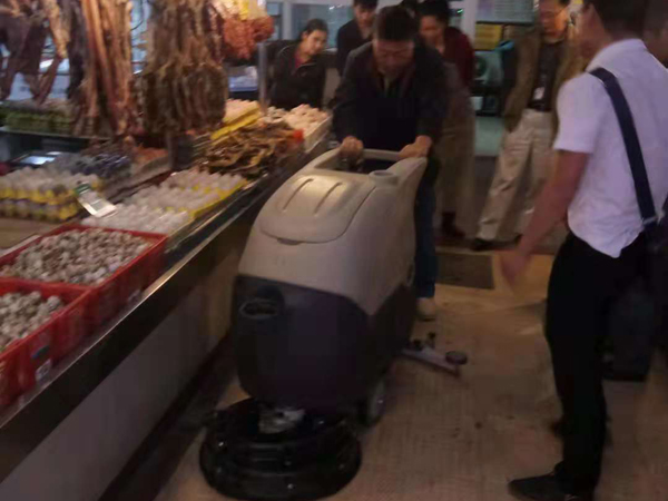 手推式洗地機(jī)