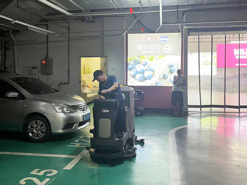 車庫使用美高駕駛式洗地機