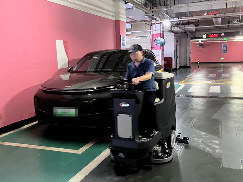 車庫(kù)保潔使用美高駕駛式洗地車