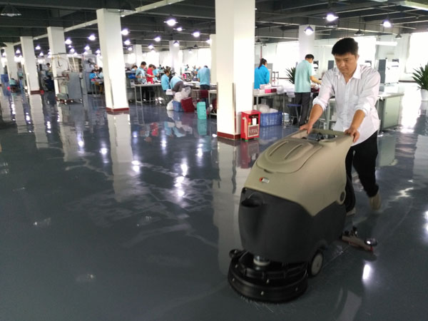 這家工廠使用美高手推式洗地機(jī)后地面光可鑒人