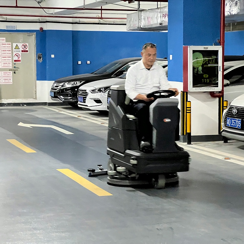 下場車庫地面清潔使用美高駕駛式洗地機