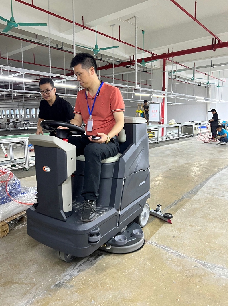 工廠使用美高駕駛式洗地機(jī)