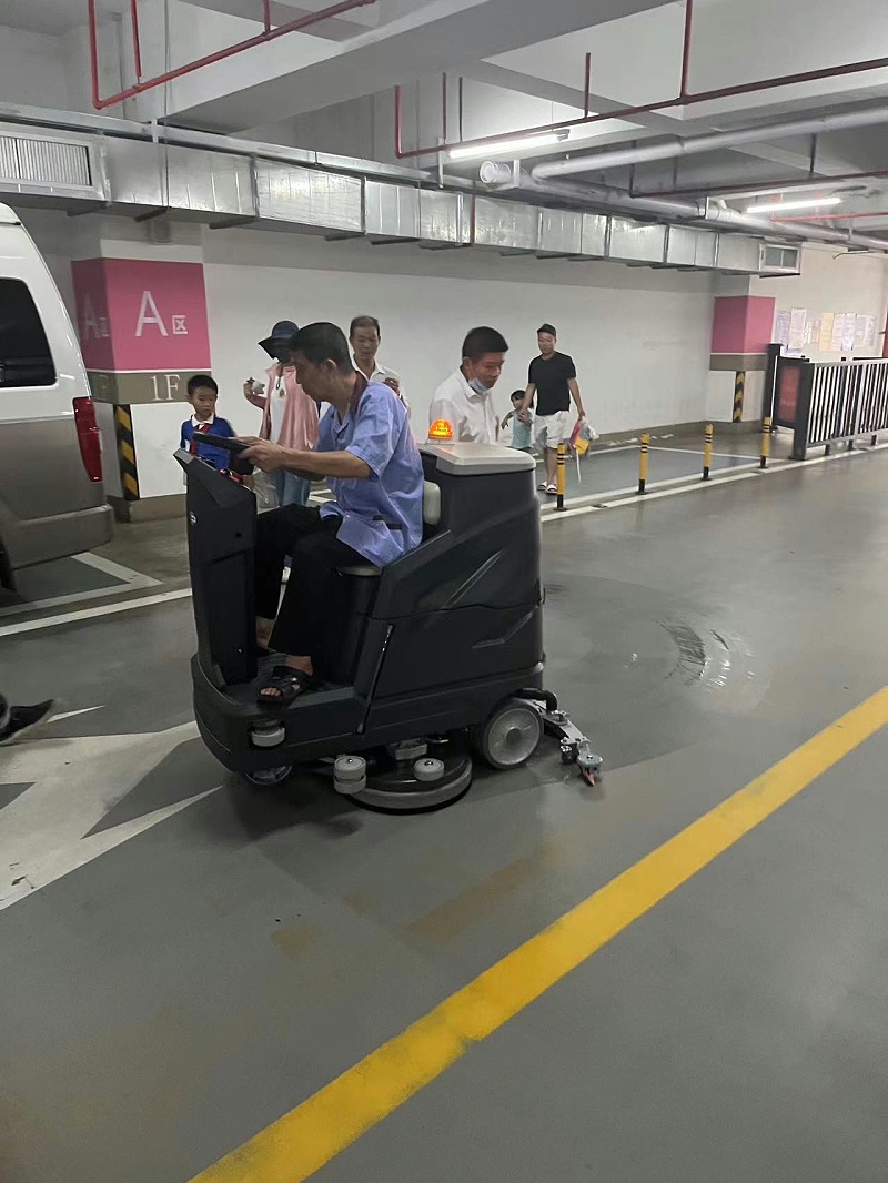 地下車(chē)庫(kù)使用駕駛式洗地機(jī)M29860 地下車(chē)庫(kù)使用駕駛式洗地機(jī)M29860