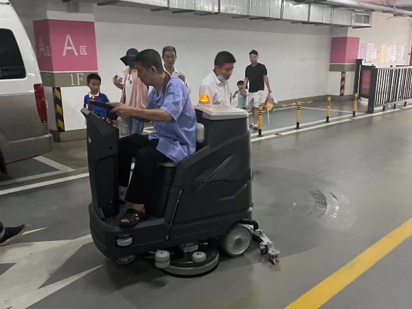 商超、地下停車場使用駕駛式洗地機(jī)清潔和傳統(tǒng)人工清潔有什么區(qū)別？