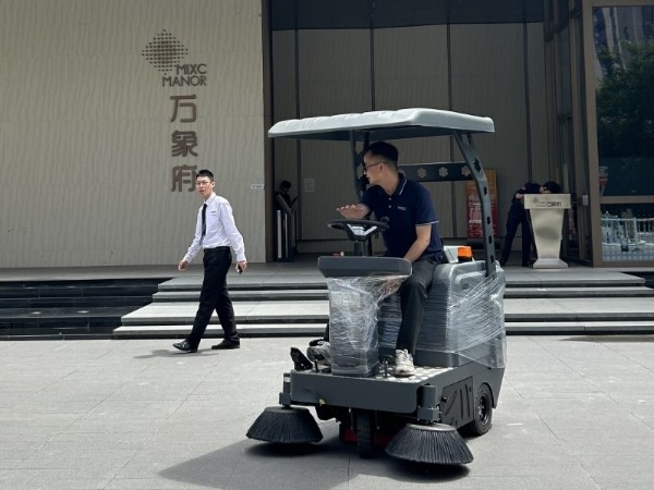 物業(yè)小區(qū)清掃使用電動(dòng)掃地車工作效率提升80%
