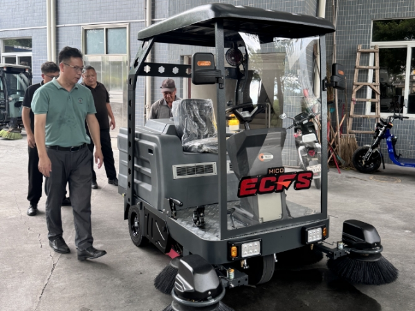 美高M(jìn)32DF掃地車物業(yè)清掃效果