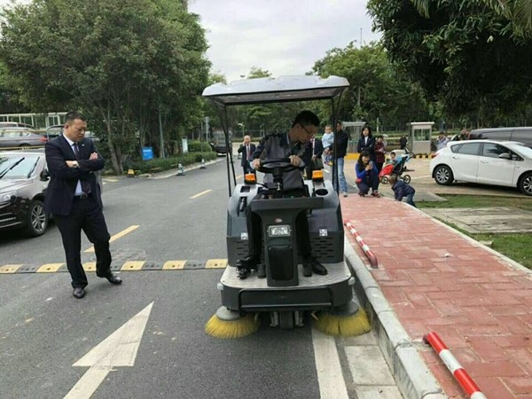 如何比較美高掃地機(jī)和掃把的清潔效率？