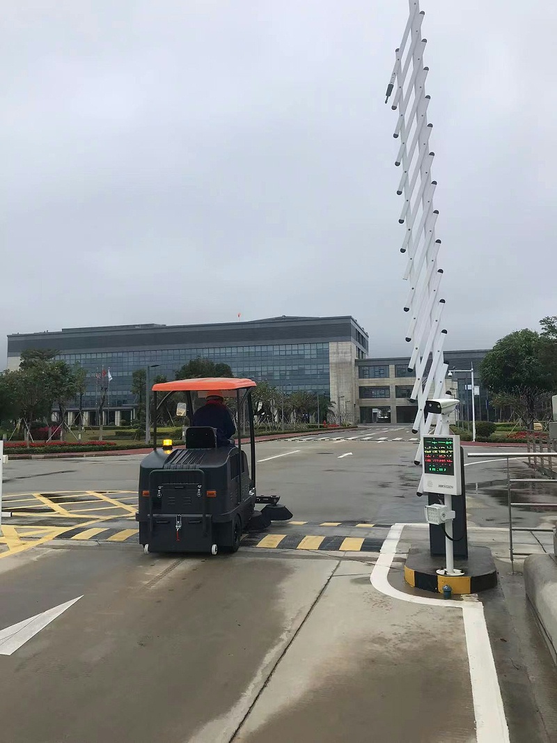 美高駕駛式掃地車