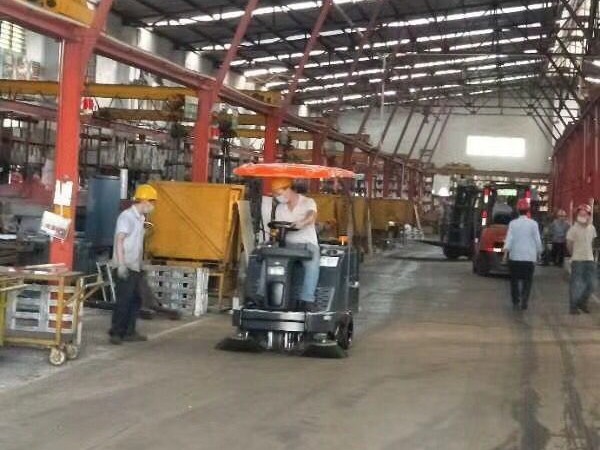 五金廠車間可以用電動(dòng)掃地機(jī)來(lái)清掃鐵屑嗎？