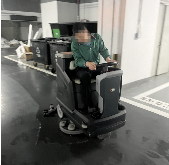 車庫使用美高駕駛式洗地機(jī)