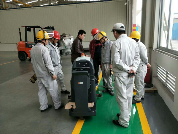 駕駛式洗地機(jī)