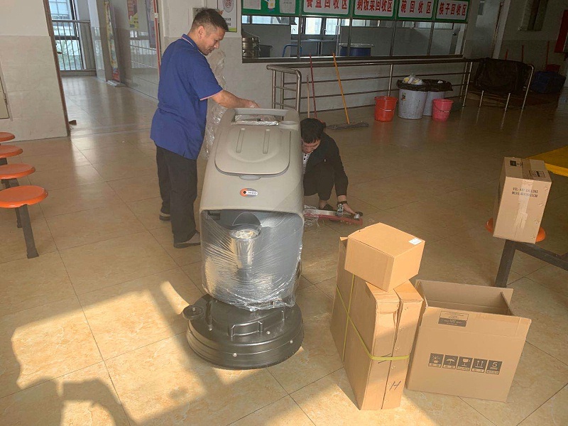 美高手推式洗地機(jī)M2602NB交貨培訓(xùn)使用