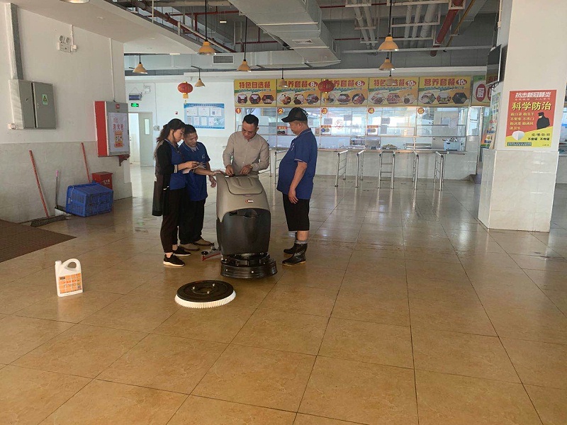 美高手推式洗地機(jī)M2602NB交貨培訓(xùn)使用