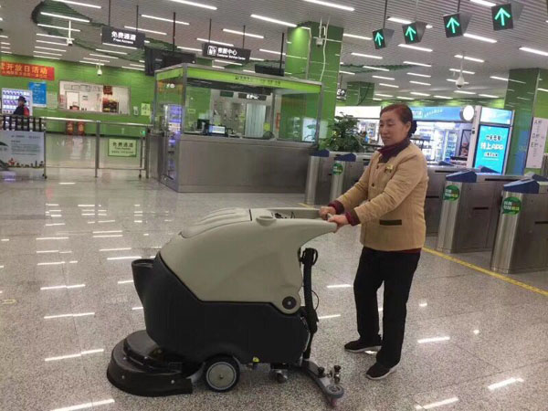 手推式洗地機(jī)